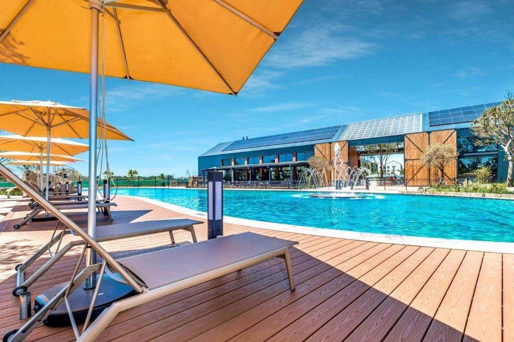 una piscina con due sedie e un ombrellone di Lagoon a Pretoria