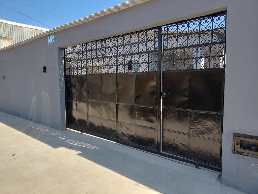 una grande porta da garage in metallo con un cancello di Kitnet Boa Vista a Sete Lagoas