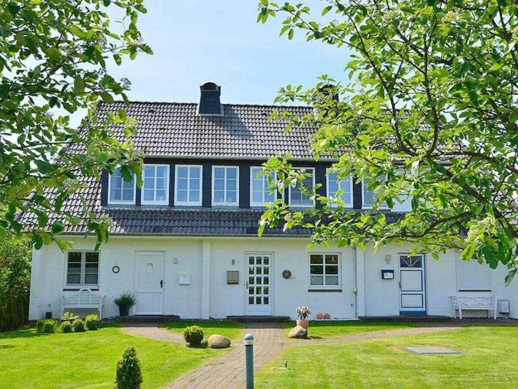 Vườn quanh Holiday home in Archsum with swimming pool