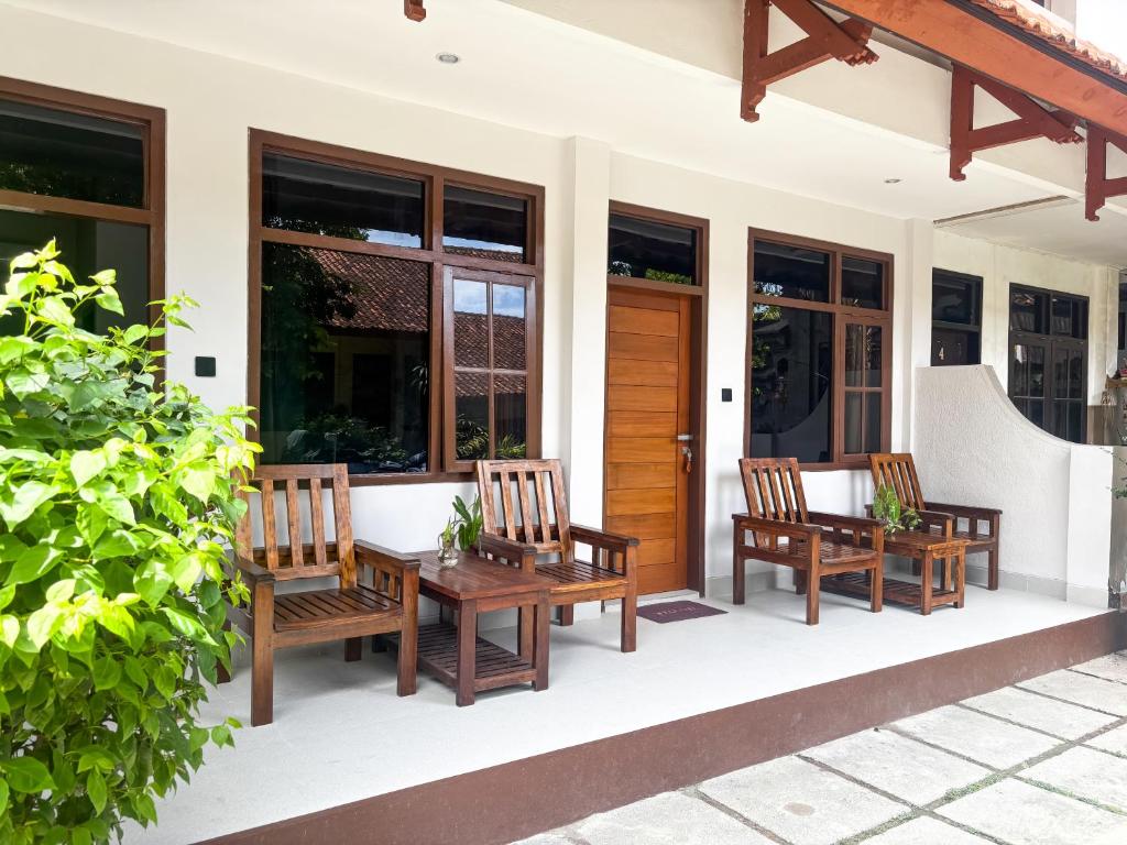 Патио или другая зона на открытом воздухе в Maithala Villa Kuta Bali Near Airport