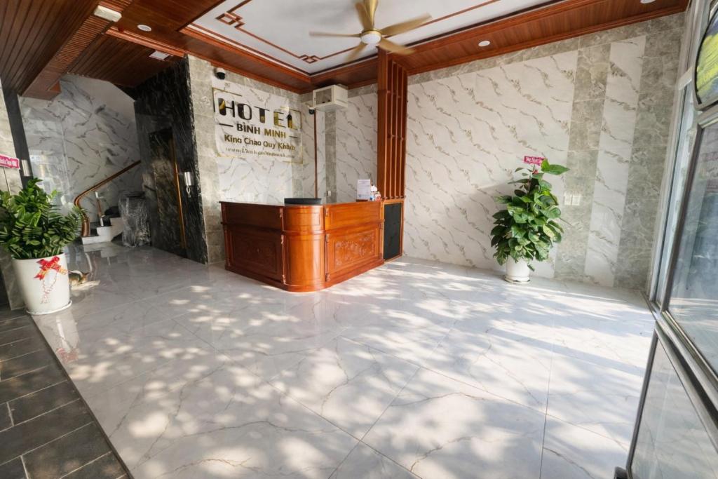 Een hotellobby met een podium en planten. bij Bình Minh Hotel Bình Dương in Xóm Bưng