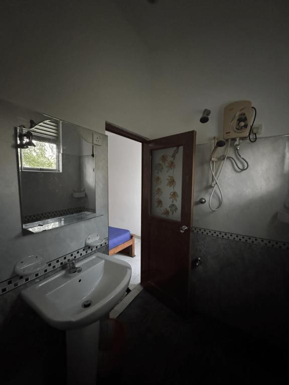 Koupelna v ubytování Lanka Hotel