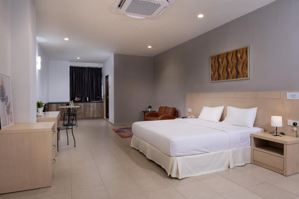 Golden View Serviced Apartments - Superior King Room With Kitchenette