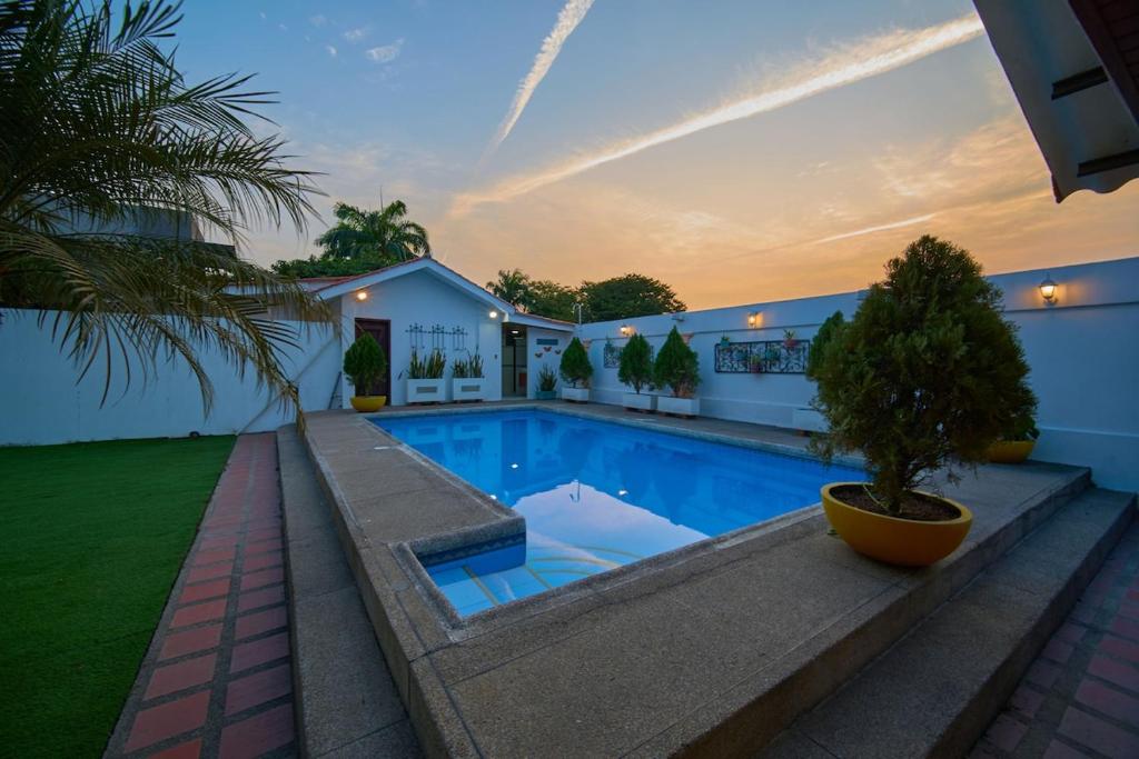 een zwembad in de achtertuin van een huis bij Hermosa Casa Colonial in SamborondÃ³n