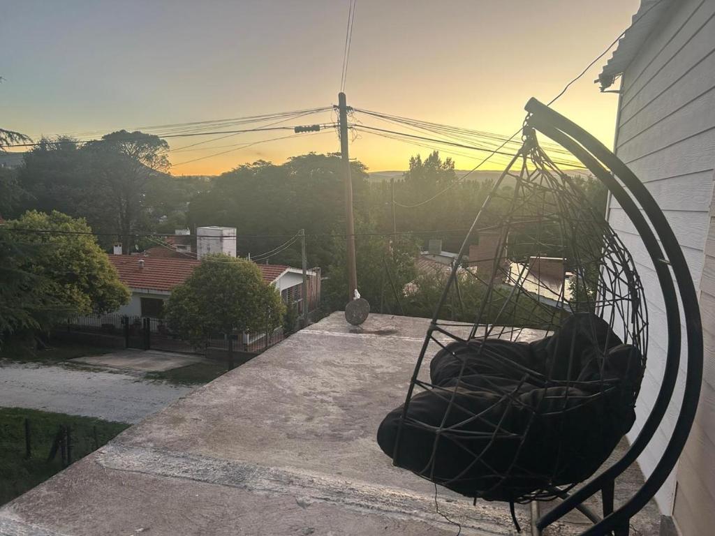 een plantenmand aan de zijkant van een huis bij Cocoalojamiento in Cavalango