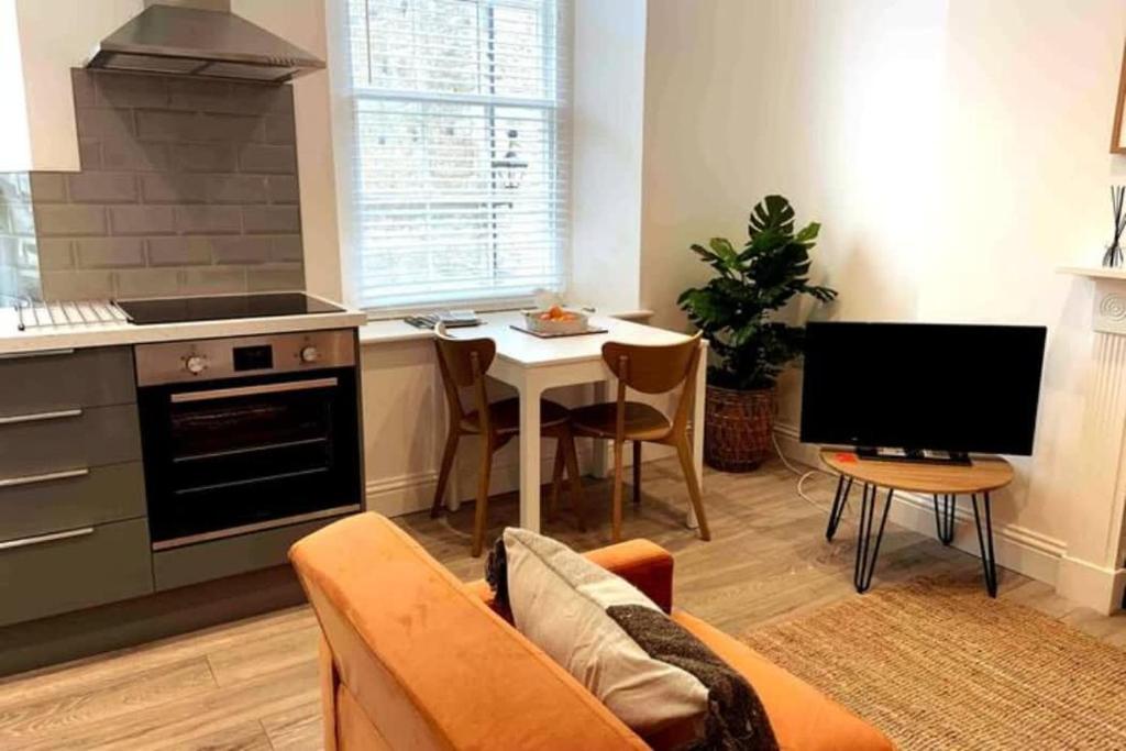 Kuchyň nebo kuchyňský kout v ubytování Modern apartment in Tetbury Town Centre