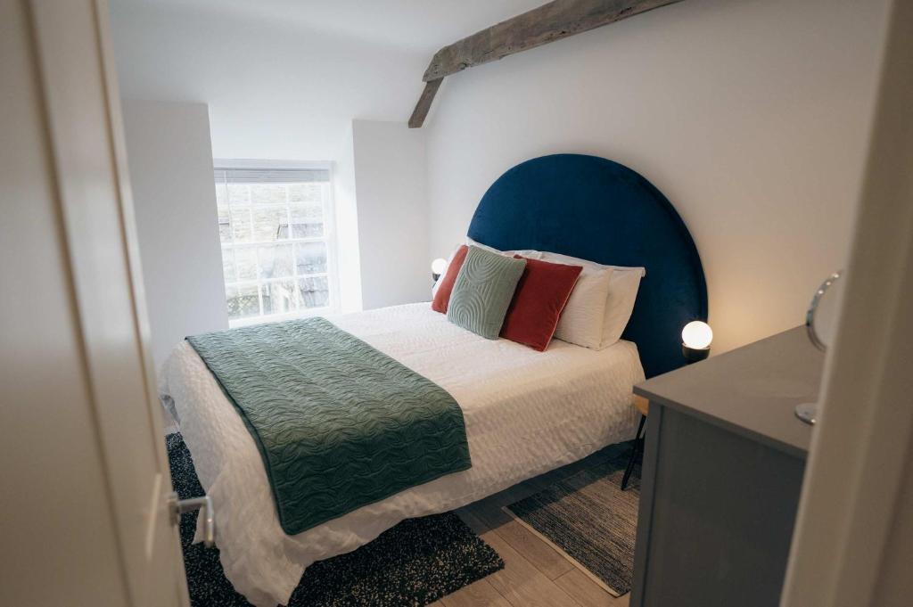 Postel nebo postele na pokoji v ubytování Contemporary Chic Stylish Apartment in Tetbury
