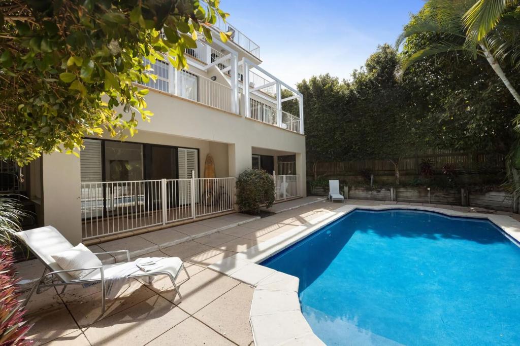 ein Swimmingpool vor einem Haus in der Unterkunft Salty Stays on Stevens St Ocean Views Top Deck in Sunshine Beach