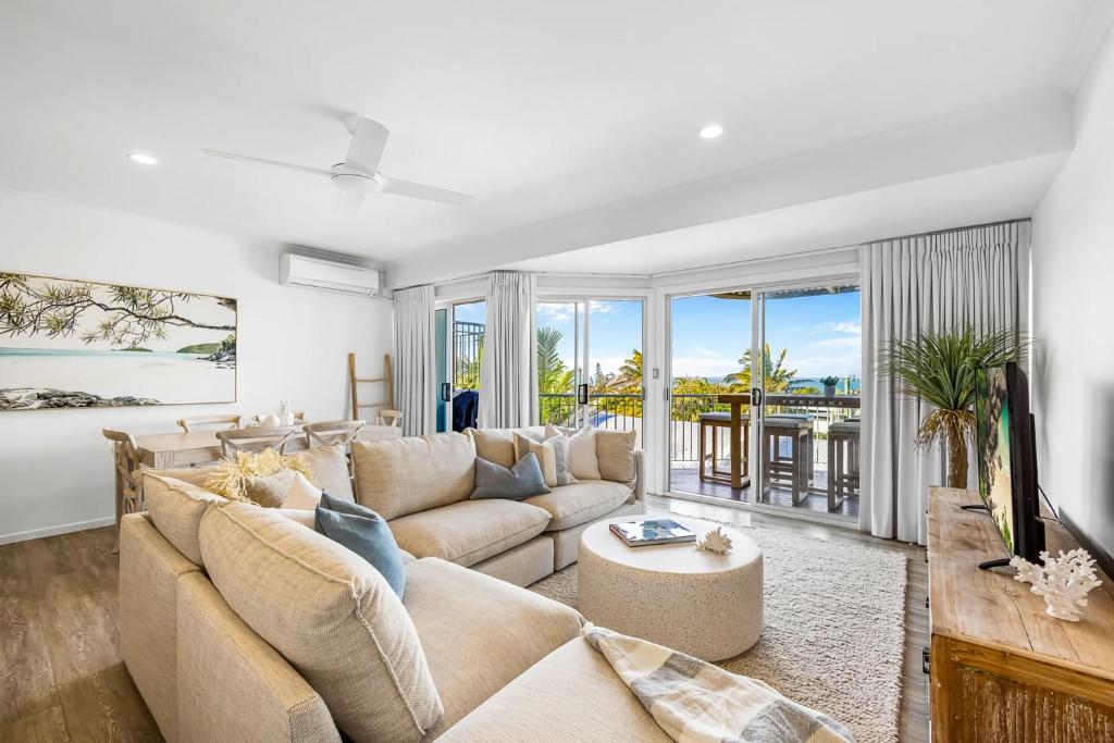 ein Wohnzimmer mit Sofa und Fernseher in der Unterkunft 8 Andari Sunshine Luxury 1min to Beach in Sunshine Beach