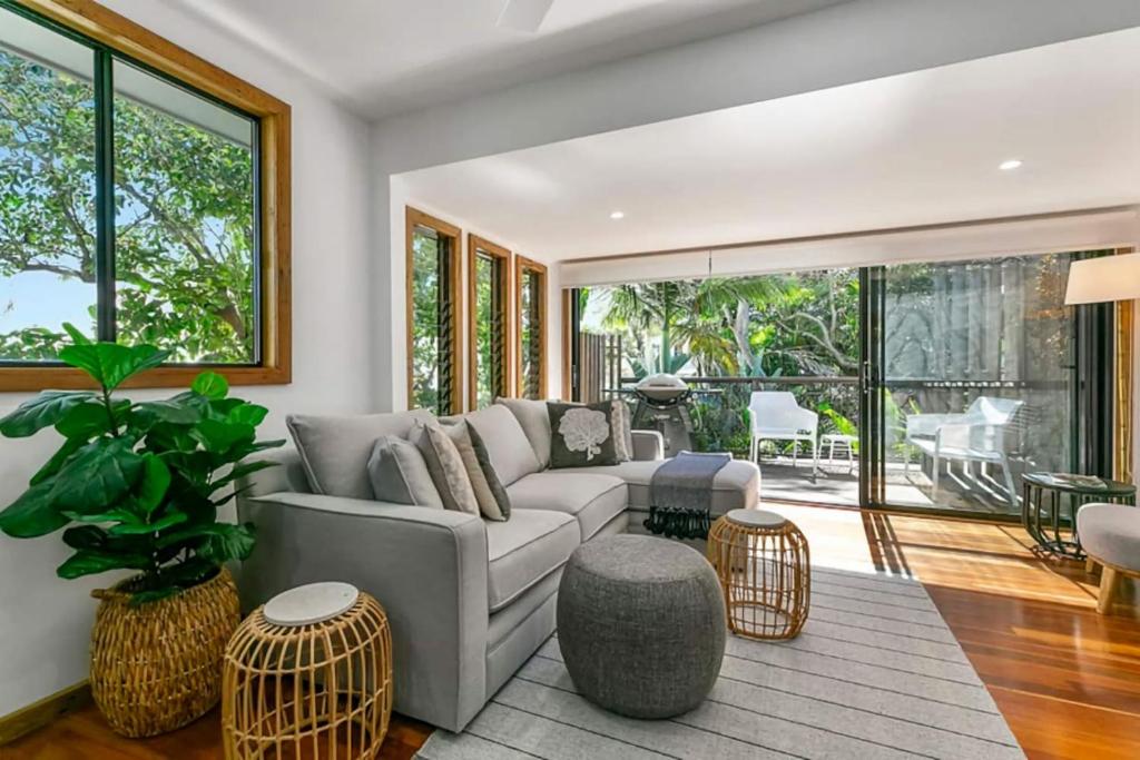 Khu vực ghế ngồi tại Pet Friendly Tropical Escape in Sunshine Beach