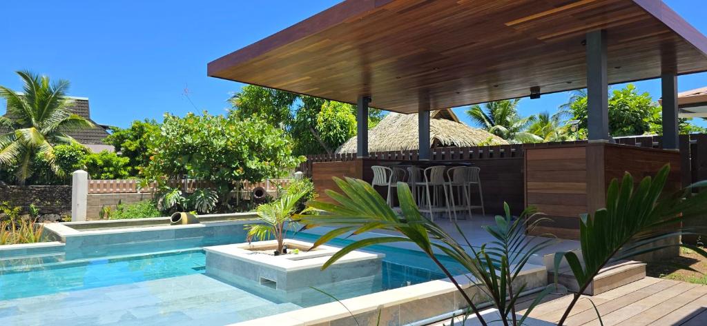 una piscina in un cortile con padiglione di Villa Noa Vai a Irioa