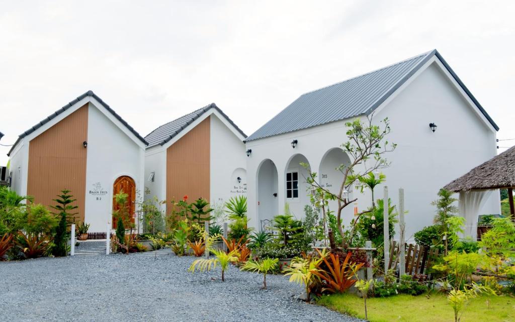 Zahrada ubytování Baan Iris Salaya