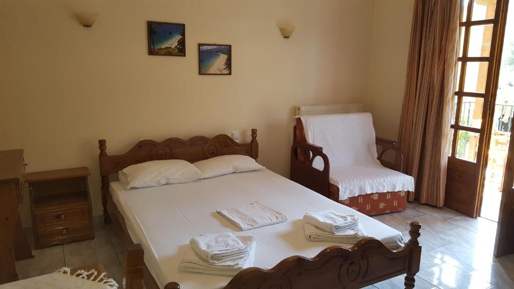 sypialnia z łóżkiem i krzesłem w obiekcie Rafaela House w mieście Milina