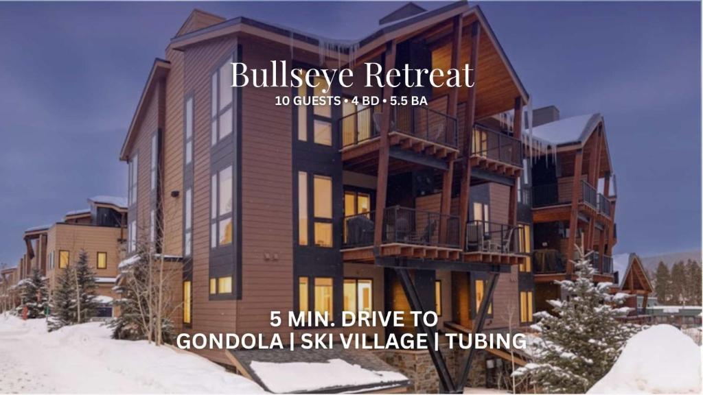 un grande edificio nella neve con la scritta "bulisellez retreat" di Bullseye Retreat a Winter Park