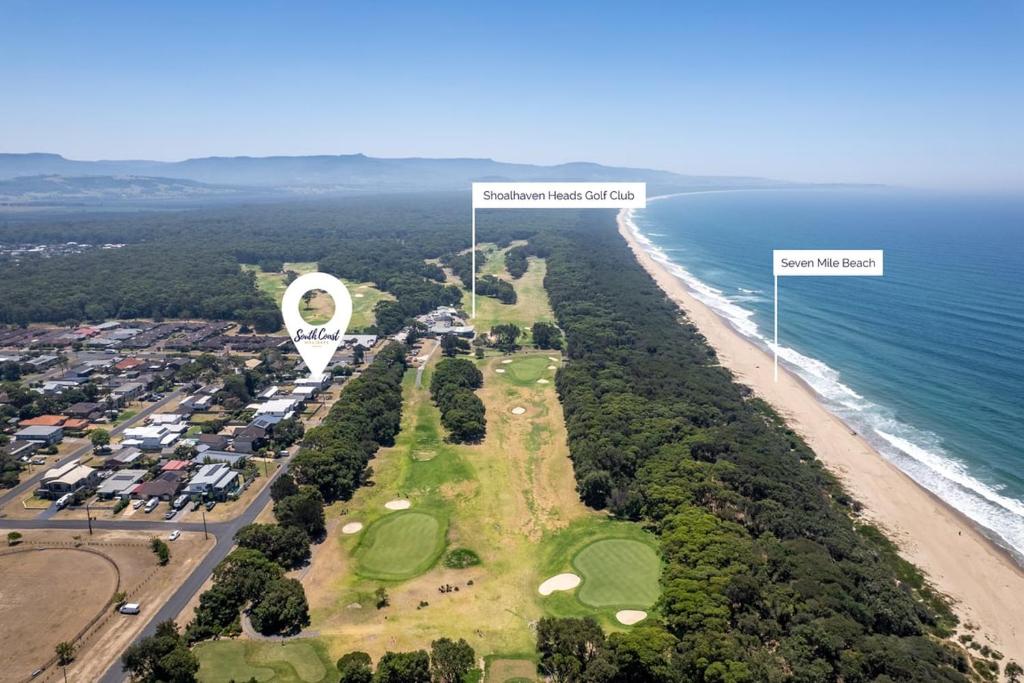 een luchtzicht op een golfbaan op het strand bij Seven Miles Beach Escape in Shoalhaven Heads