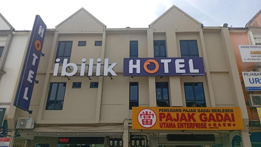 a hotel with a sign on the front of it at iBilik Hotel - Johor Bahru in Johor Bahru