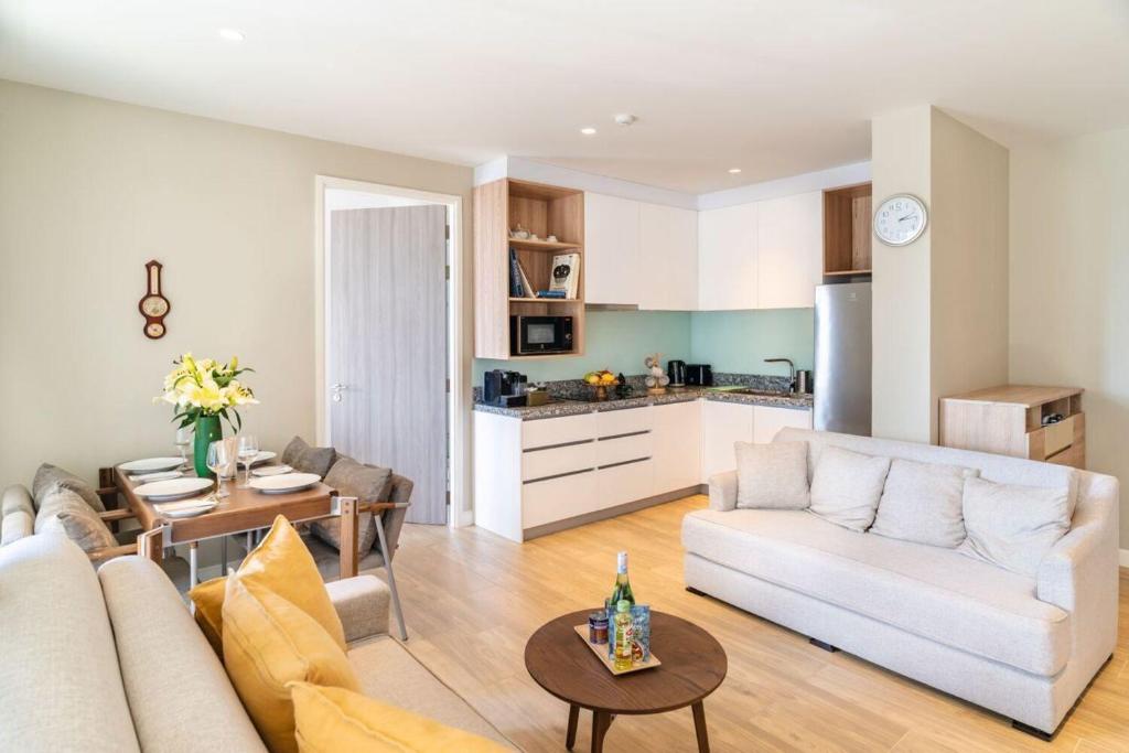 Køkken eller tekøkken på 2 BR Apt in Diamond Resort Phuket - B510