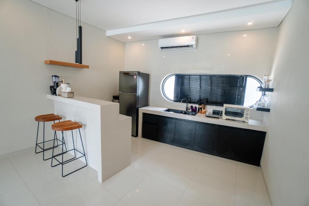 Η κουζίνα ή μικρή κουζίνα στο Modern 1BR Loft style with pool in Pegending