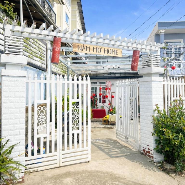 a white gate with a sign that reads wait hog home at Nằm Mơ 1 Homestay - chi Nhánh Ngô Thì Sỹ in Da Lat