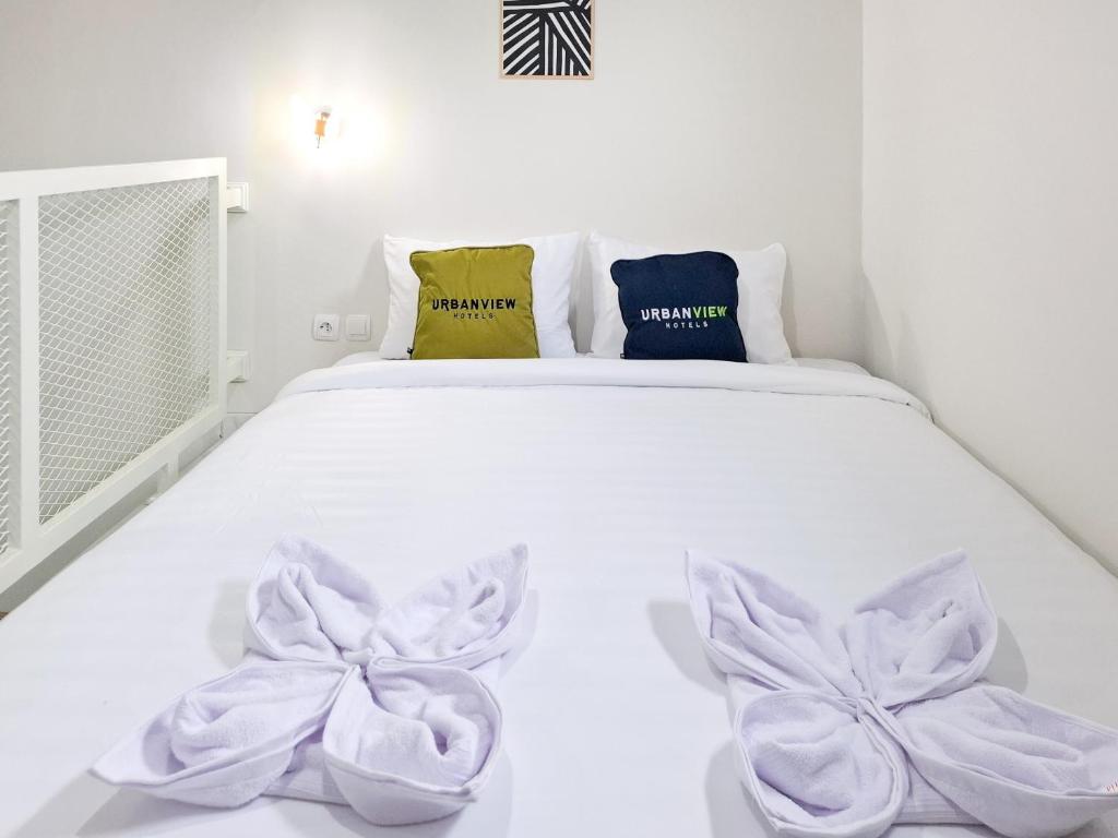 Urbanview Terra Hotel Syariah Near Stasiun Sragen by RedDoorz - Habitación Familiar