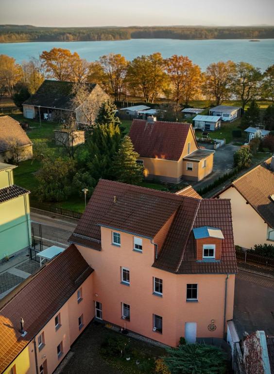 une vue aérienne d'une ville avec des maisons et un lac dans l'établissement Apartment nahe Senftenberger See - Wohnung 2, à Senftenberg