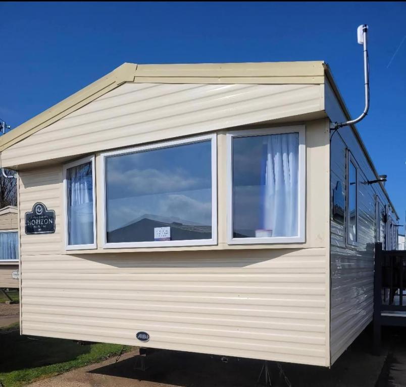 Το κτήριο όπου στεγάζεται  το κάμπινγκ