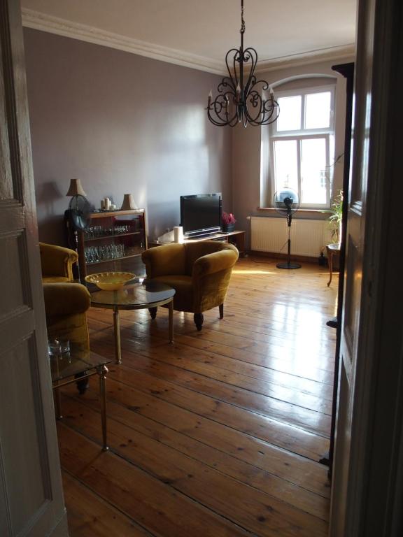 ein Wohnzimmer mit einem Sofa und einem Tisch in der Unterkunft Refined Flat in Jezyce District in Posen