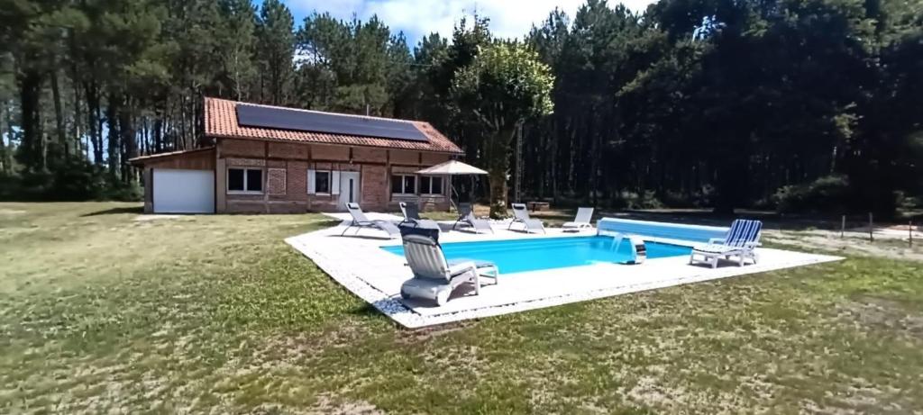 una casa con piscina e un edificio di La resiniere a Magescq
