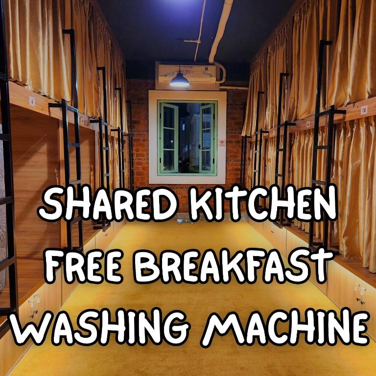 富国Mi Amor Luxury Hostel located in South Island Center的一节车厢，上面写着“共享厨房，免费早餐机”