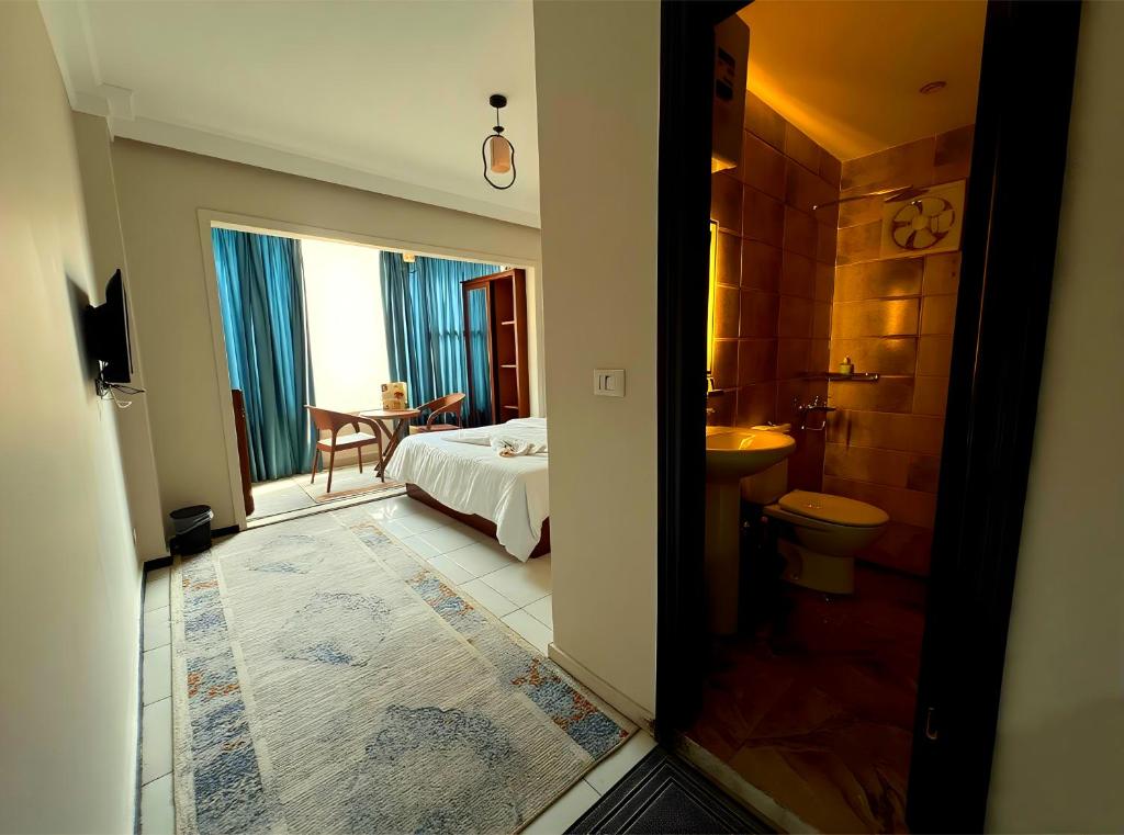 Et badeværelse på Pyramids & Museum Way Hotel