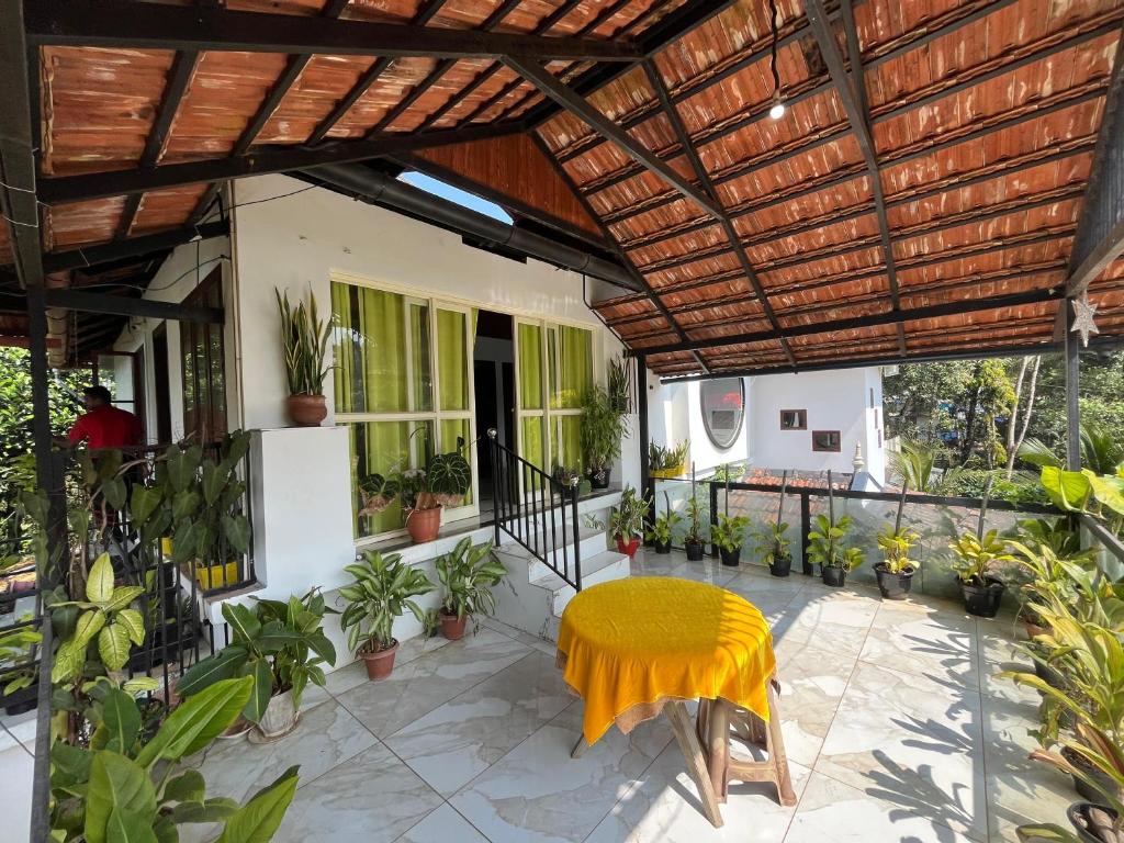 En balkon eller terrasse på MaryLand Homestays