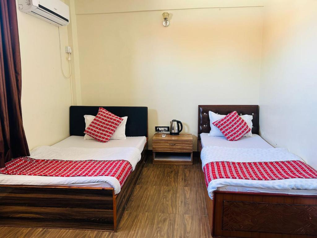 Giường trong phòng chung tại New Woodland Hotel