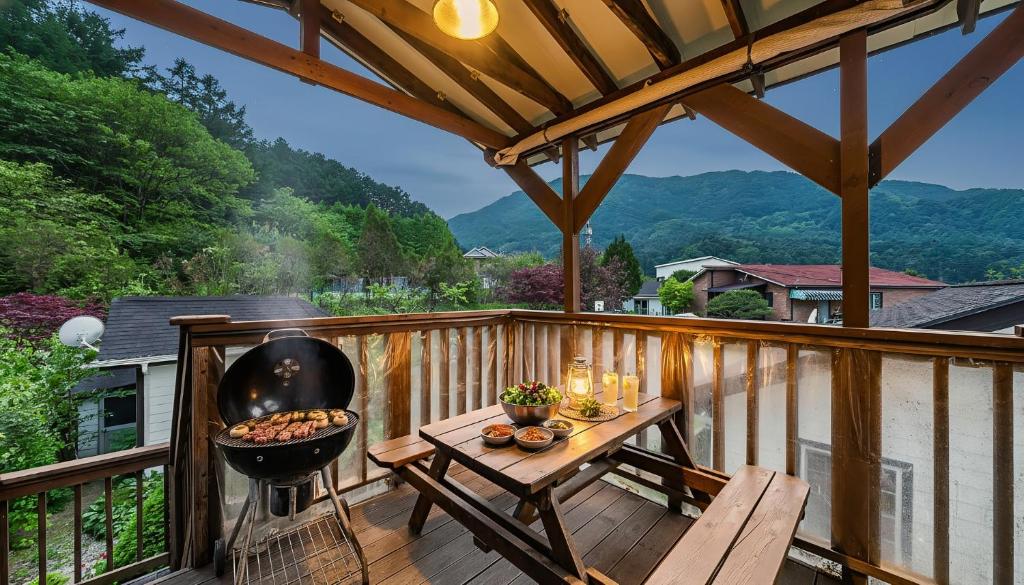 Nespecifikovaný výhled na hory nebo výhled na hory při pohledu z prázdninového domu