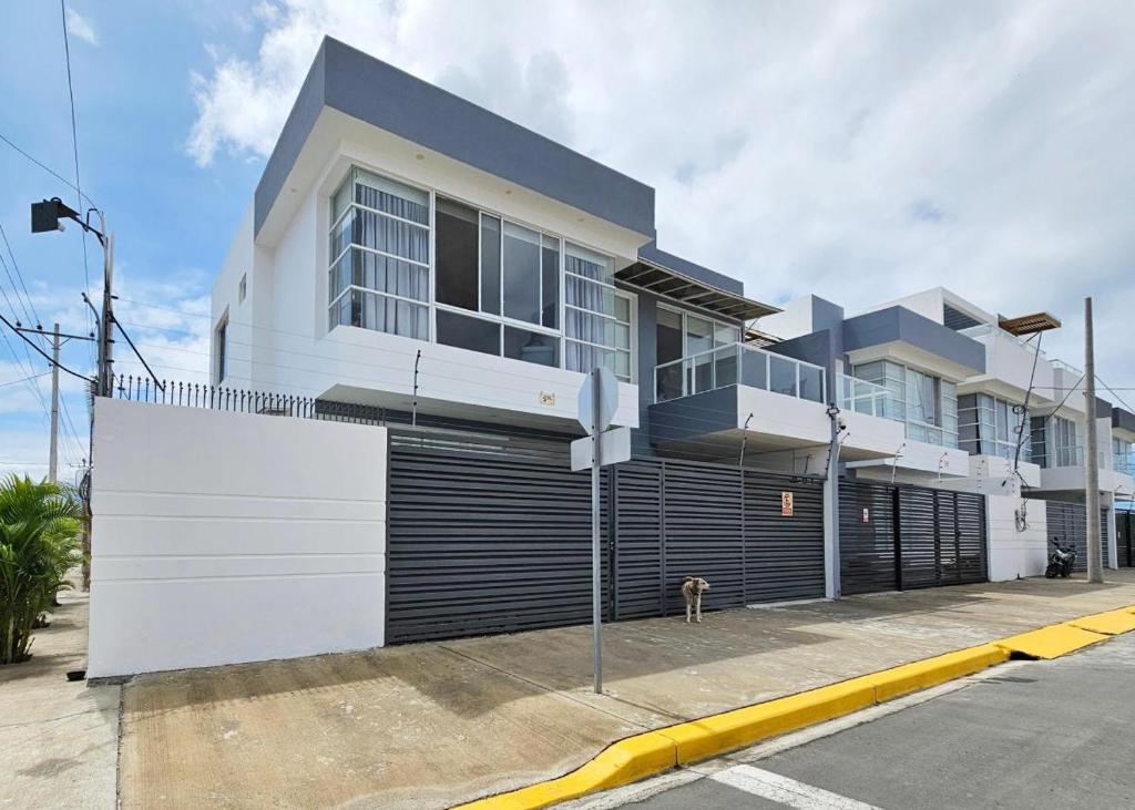 Το κτήριο όπου στεγάζεται  η βίλα