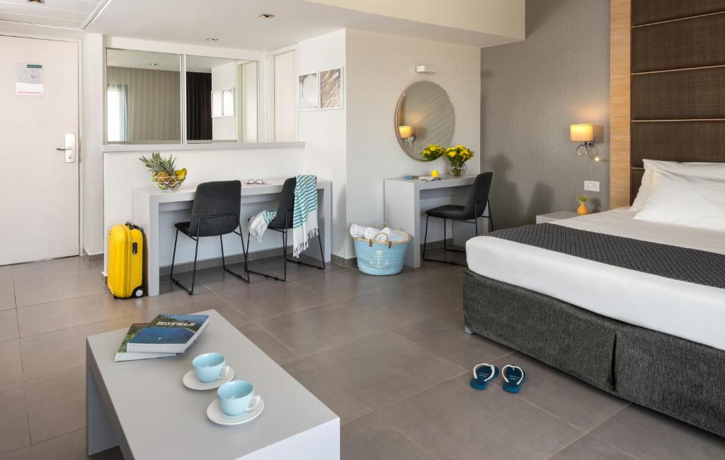 Ein Bett oder Betten in einem Zimmer der Unterkunft Hotel Astral Nirvana Club- Half Board