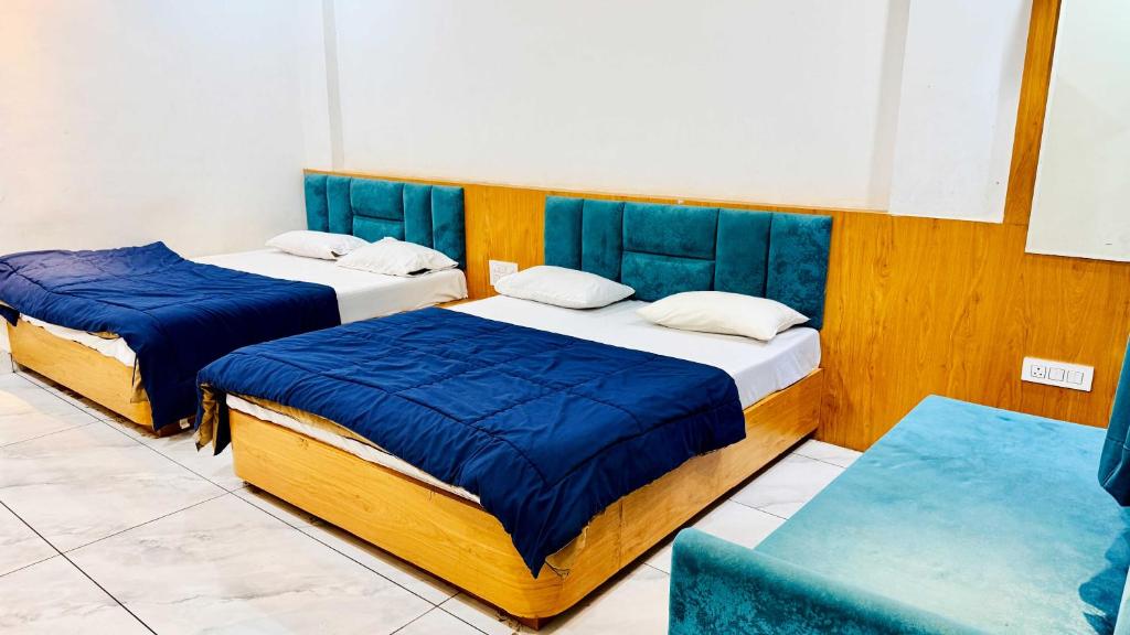 Ένα ή περισσότερα κρεβάτια σε δωμάτιο στο Hotel Raj Inn