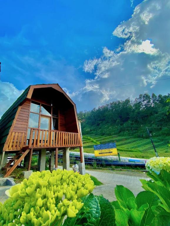 a small wooden building with a bunch of grapes at Villa Ira Dieng in Diyeng