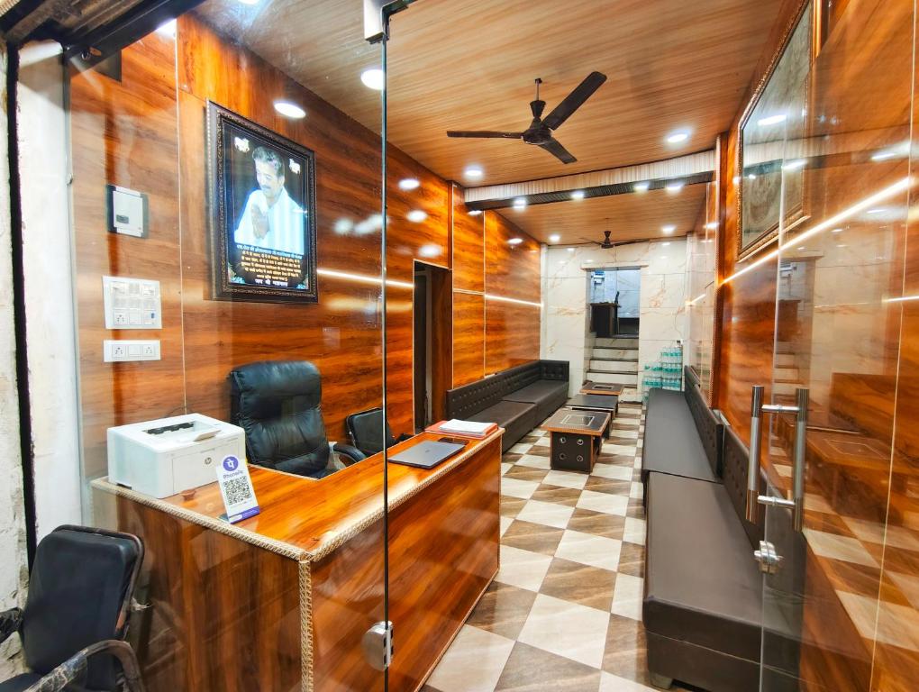 een kantoor met een bureau en een plafondventilator bij HOTEL OM PALACE NEAR MAHAKALESHWAR TEMPlE in Ujjain