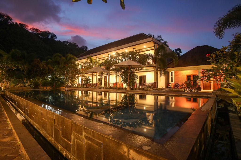 Het zwembad bij of vlak bij New Bintang Mandalika