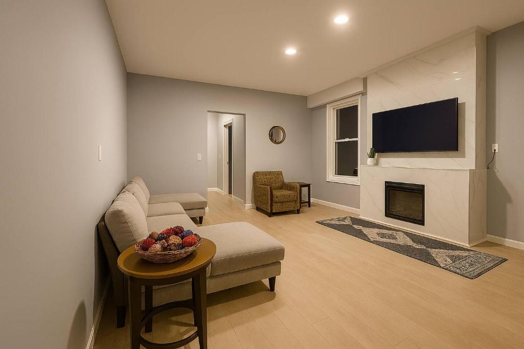 Una sala de estar con un sofá y una chimenea. en Beautify Fully Equiped Unit, 5 minutes from the Arch, en Saint Louis