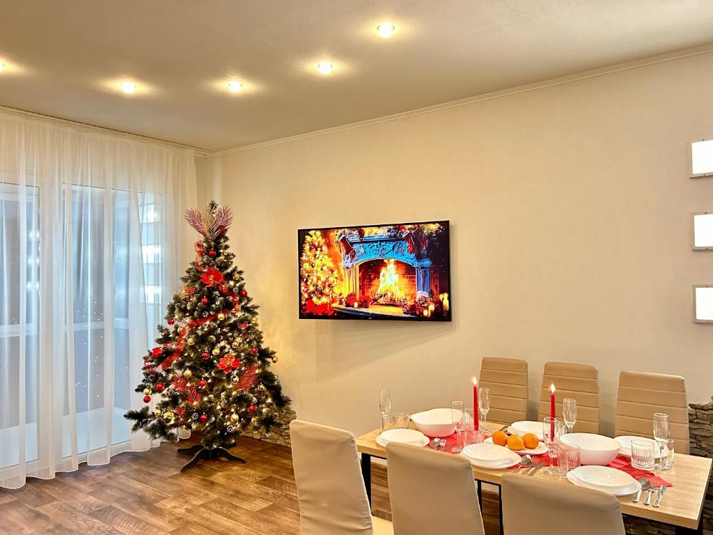 TV a/nebo společenská místnost v ubytování Двоповерховий Пентхаус с великим Джакузі біля метро Наукова