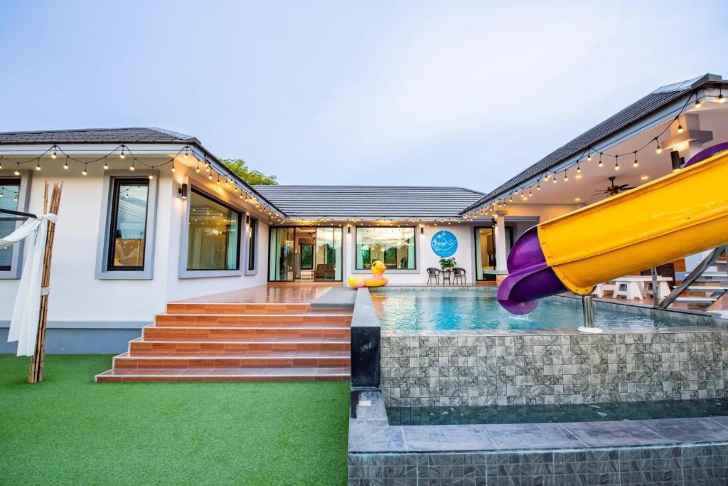 Hồ bơi trong/gần INNER Poolvilla Pattaya