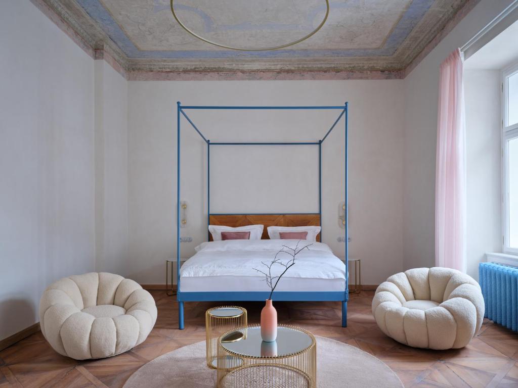 En eller flere senge i et værelse på donebe boutique hotel & wellness