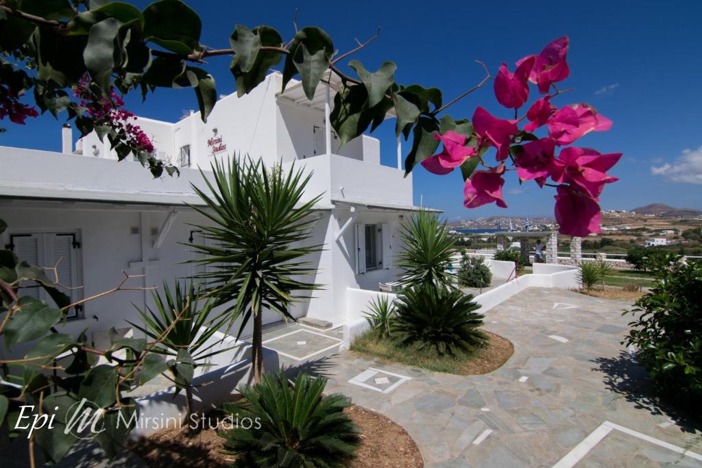 a villa with a view of the courtyard at Mirsini Studios in Parasporos