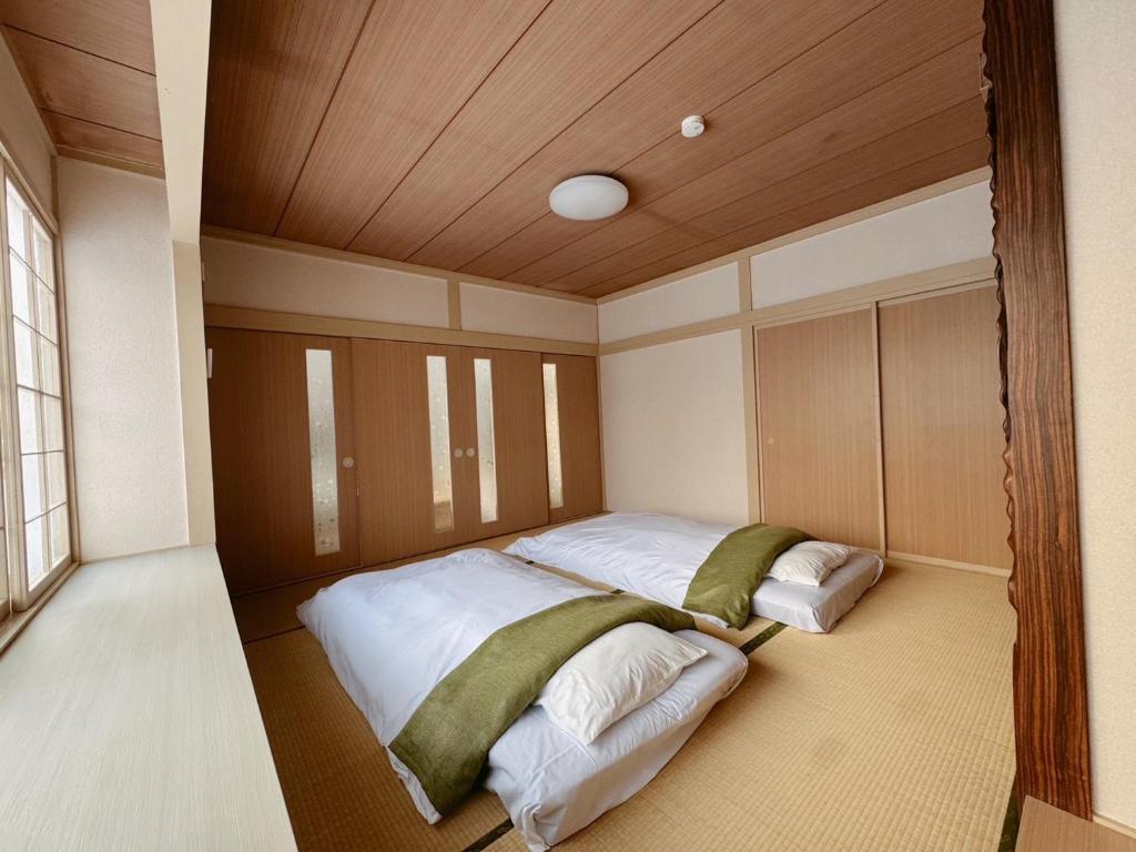 Postel nebo postele na pokoji v ubytování ''内装フルリフォーム'' HOKKAIDO l 千歳空港まで30分 l 一棟貸し8名迄OK l 白樺 Shirakaba