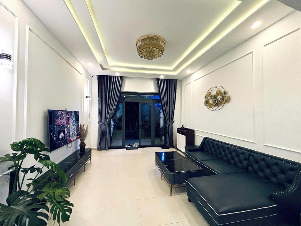 大叻Quỳnh An Home的客厅里有一张沙发和一张桌子。