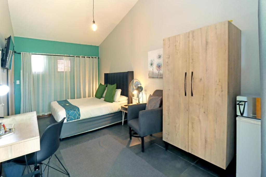 En eller flere senge i et værelse på The Chameleon Stay @107