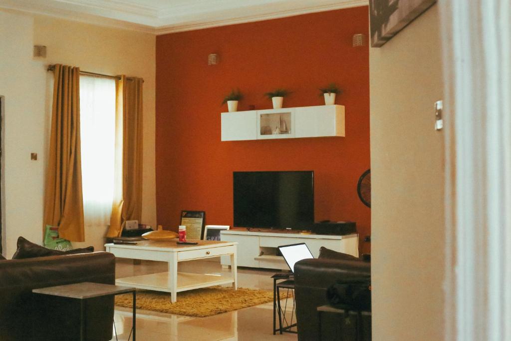 TV/trung tâm giải trí tại LuxeStay Executive Suite