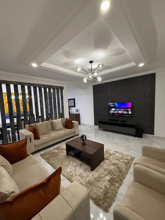 TV a/nebo společenská místnost v ubytování Restivana luxury living ltd