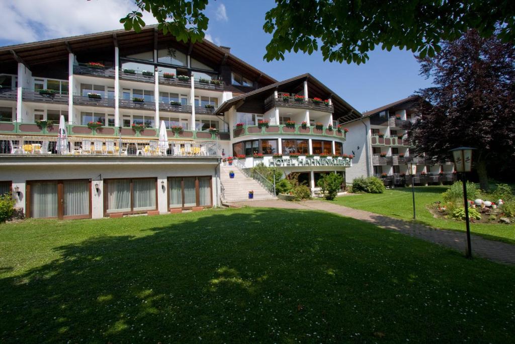 ein großes Gebäude mit Rasen davor in der Unterkunft Hotel Hahnenkleer Hof in Hahnenklee-Bockswiese